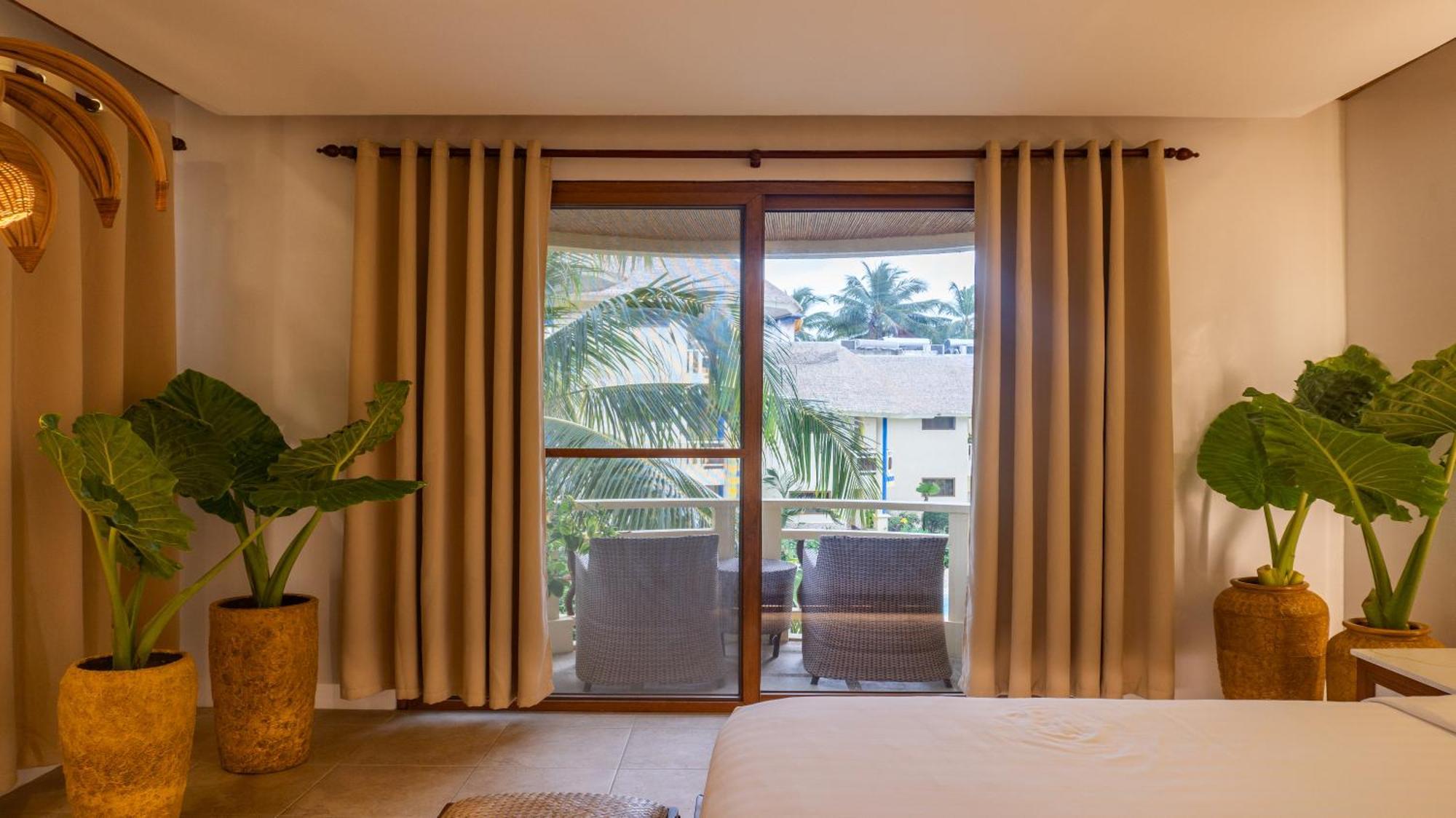 Ambassador In Paradise Balabag  Ngoại thất bức ảnh A sliding door